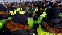 Polisi Korsel mengamankan demo tersebut.