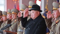 Kim Jong Un memberi sikap hormat di parade militer yang digelar dalam rangka 70 tahun tentara Korut.