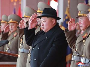 Foto: Kim Jong Un Bertopi Fedora Saat Nonton Parade Militer Korut