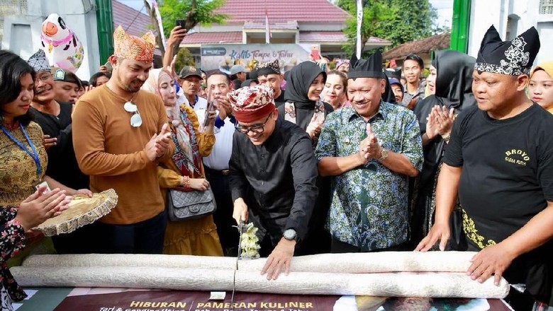 Wisatawan dan Warga Banyuwangi Padati Festival Tahu Tempe Wisatawan dan Warga Banyuwangi Padati Festival Tahu Tempe