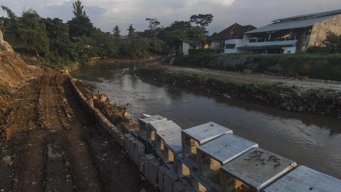 Salah satu proyek penanggulangan banjir adalah sodetan Ciliwung. Pihak Pemerintah Provinsi DKI diharapkan bisa segera bertindak meneruskan proyek tersebut.