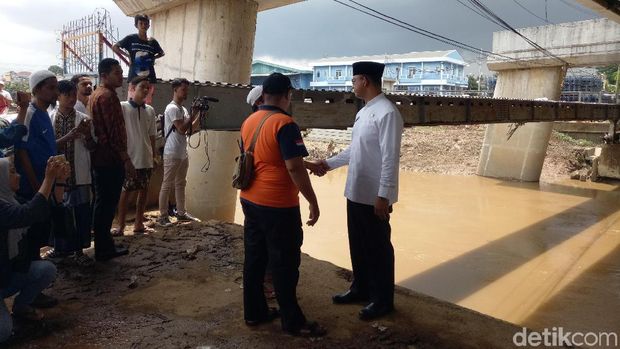 Anies meninjau Kali Ciliwung di wilayah Cililitan