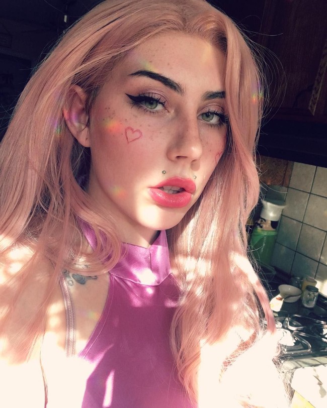 Wanita dengan 64.000 followers Instagram ini memutuskan untuk mentato sendiri bintik-bintik cokelat itu di wajahnya, dengan alasan untuk menghemat biaya. Foto: Instagram