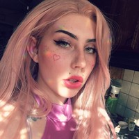 Wanita dengan 64.000 followers Instagram ini memutuskan untuk mentato sendiri bintik-bintik cokelat itu di wajahnya, dengan alasan untuk menghemat biaya. Foto: Instagram