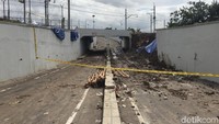 Jalur underpass di Jalan Perimeter Selatan Bandara Soekarno-Hatta, Tangerang, yang menjadi lokasi longsor, hingga hari ini belum bisa dilalui kendaraan.
