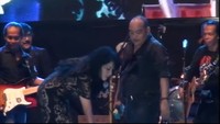 Oleh karena terlalu banyak uang yang diberikan, Rita Sugiarto menaruhnya di dalam kardus. Foto: Rita Sugiato (Dok.YouTube)