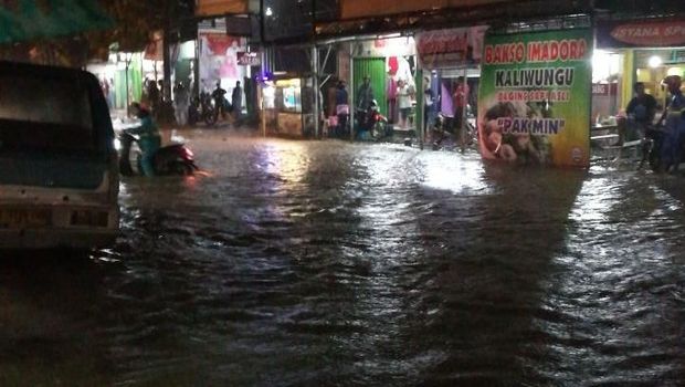 Penampakan banjir di jalan Kota Kendal.