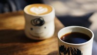 .Cappuccino atau espresso disajikan dal am mug putih bergambar wajah yang unik. Foto: Istimewa