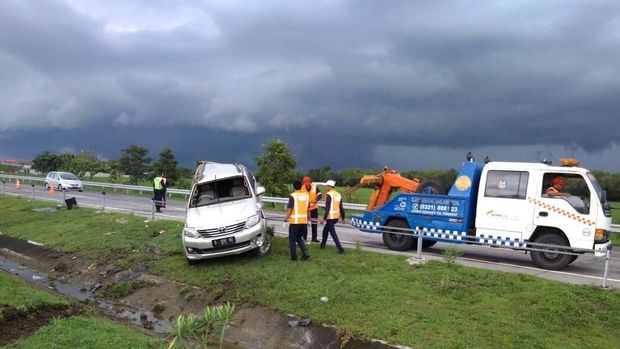 Upaya evakuasi Fortuner yang terguling