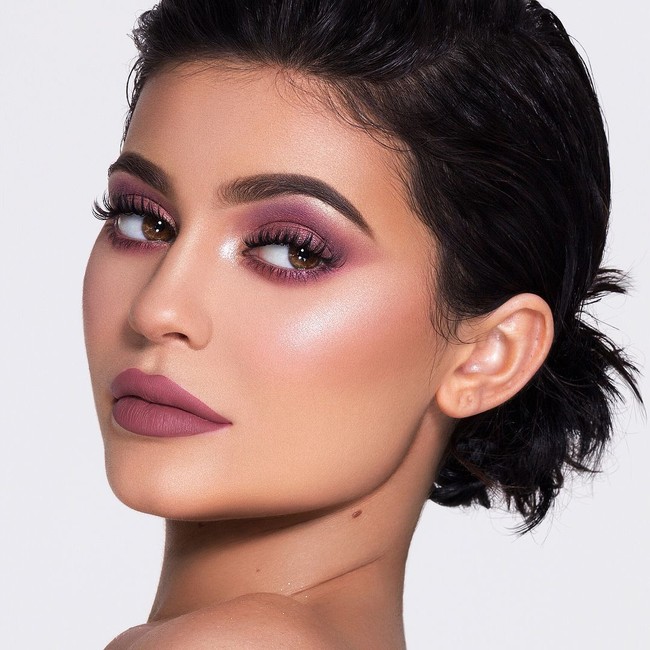 Memakai satu warna eyeshadow dari kelopak mata sampai ke bawah alis sempat jadi tren di era 80-an, dan kini kembali hits berkat Kylie Jenner. Teknik riasan ini dinamakan Garage Doors. Foto: Istimewa