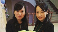 Mereka namanya Rim dan Kim Jong Im. Mereka ceritanya sedang memberikan surprise kepada traveler yang ikut tur bersama Young Pioneer Tours saat di Pyongyang (Instagram/Young Pioneer Tours)