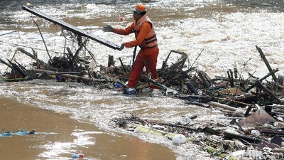 Nyemplung Kali Ciliwung, Pasukan Oranye Bersihkan Tumpukan Sampah