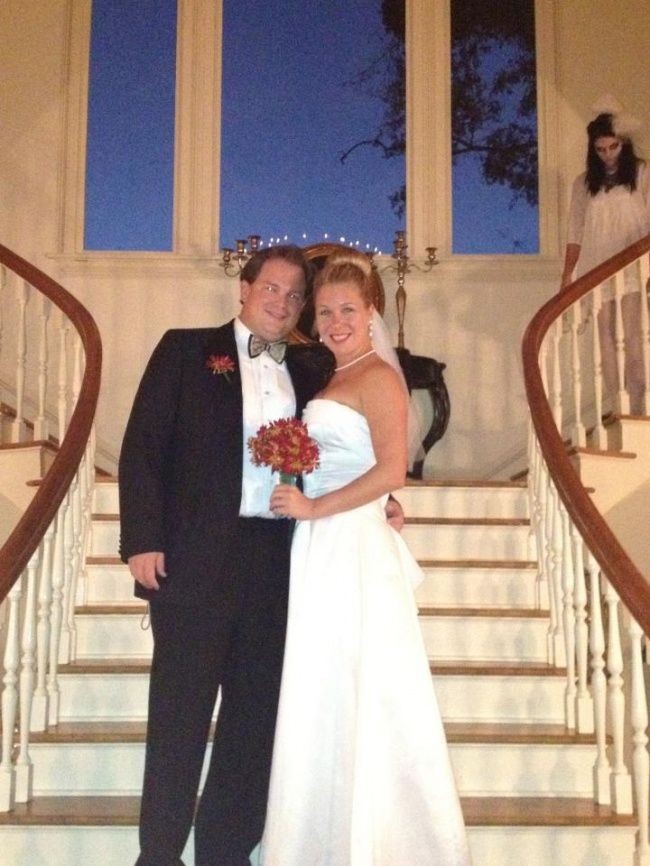 Sayangnya tak semua foto pernikahan berjalan lancar. Terkadang pengantin diganggu oleh penampakkan tidak ramah seperti ini. Foto: Reddit/Imgur