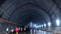 Salah satu pekerjaan konstruksi pada ruas tol ini adalah pembangunan terowongan yang menembus bukit.