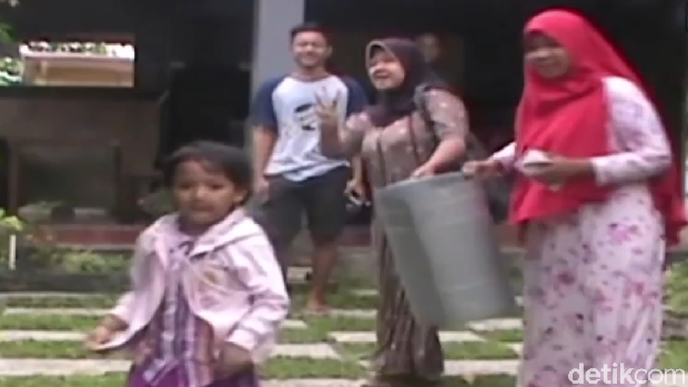 Ismianah dan keluarga usai menghitung uang di dalam drum/