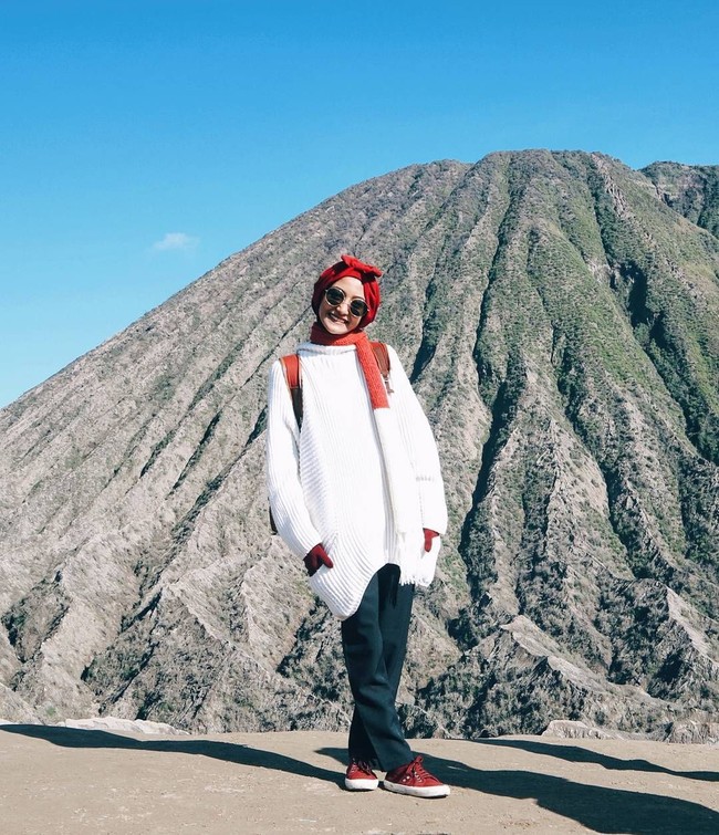 Ramadhika Febryna yang akrab disapa Dhika mulai menjalani hobi traveling sejak bangku SMP. Kecintaannya pada alam membawanya menjelajahi gunung dan pantai di Indonesia. Saat mengunjungi Gunung Bromo, ia tetap cantik dengan sweater putih dan hijab turban. Foto: Instagram