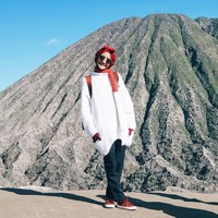 Ramadhika Febryna yang akrab disapa Dhika mulai menjalani hobi traveling sejak bangku SMP. Kecintaannya pada alam membawanya menjelajahi gunung dan pantai di Indonesia. Saat mengunjungi Gunung Bromo, ia tetap cantik dengan sweater putih dan hijab turban. Foto: Instagram