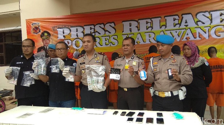Edarkan Tramadol ke Anak Jalanan, 2 Anak Punk di Karawang Diciduk Edarkan Tramadol ke Anak Jalanan, 2 Anak Punk di Karawang Diciduk