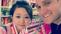 Young Pioneer Tours merupakan salah satu operator tur yang bisa membawa traveler menjelajahi Korea Utara. Saat perjalanan berlangsung, bakal ditemani pemandu wisata asli Korea Utara dan kebanyakan wanita (Instagram/Young Pioneer Tours)