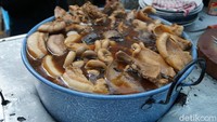 Bagi traveler yang dapat menyantap kuliner non Halal, di sinilah tempatnya. Mulai dari nasi campur, bakmi, sampai jeroan babi atau sek ba bisa ditemukan di sepanjang jalanan Glodok (Shinta/detikTravel) 