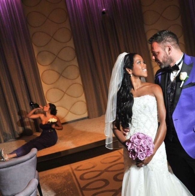 Di saat pengantin sedang berbahagia, seorang bridesmaid malah asyik minum alkohol sendirian. Foto: Reddit/Imgur