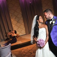 Di saat pengantin sedang berbahagia, seorang bridesmaid malah asyik minum alkohol sendirian. Foto: Reddit/Imgur