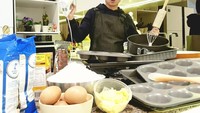 Kalau yang ini pose Nicky di dapur. Ia siap bikin kue dengan bahan yang sudah ada di depannya. Kira-kira mau bikin apa ya Nicky? Foto: Instagram @nickytirta