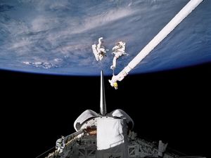 Keren! Astronot Berjalan di Antariksa Sambil Melihat Bumi