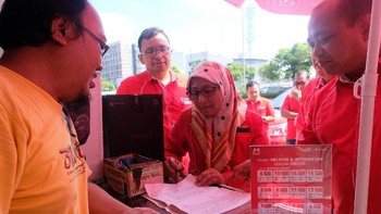 ”Telkomsel telah melakukan sejumlah upaya untuk mengajak pelanggan prabayar bisa terdaftar hingga tenggat waktu yang ditentukan pemerintah yakni tanggal 28 Februari 2018, kata Executive Vice President Area Jabotabek Jabar Telkomsel Ririn Widaryani. (Foto: Dok. Telkomsel)