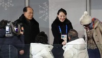 Presiden Korsel Moon Jae-in berjabatan tangan dengan adik perempuan Kim Jong Un, Kim Yo Jong dalam seremoni pembukaan Olimpiade Musim Dingin. Tampak Kim Yo Jong tersenyum kepada Presiden Moon. (Foto: Reuters)