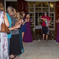 Tamu undangan mengharapkan kedua mempelai yang keluar dari pintu. Sayangnya yang datang justru tamu tak diundang. Foto: Reddit/Imgur