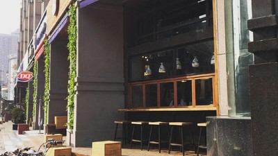Ada Fried Chicken Waffle dan Mug 100 Wajah Lucu di Kafe Ini