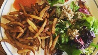 Buat yang suka burger, paket burger lengkap dengan salad dan frebch fries dijamin bikin kenyang. Foto: Istimewa