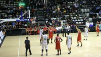 Tim basket Indonesia bertanding melawan India di Hall A Senayan, Jakarta.