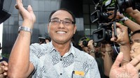 Pantauan detikcom di gedung KPK Jalan Kuningan Persada, Kuningan, Jakarta Selatan, Corneles yang mengenakan batik berwarna merah sudah tiba sekitar pukul 10.10 WIB. Corneles hanya senyum saat ditanya wartawan mengenai kondisi Setya Novanto yang sedang sakit.