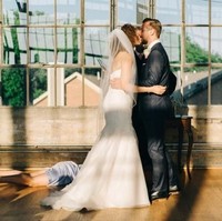 Seorang bridesmaid pingsan saat mempelai berciuman tentu jadi momen tak terduga. Foto: Reddit/Imgur