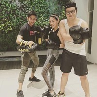 Salah satu rahasia Karen tetap awet muda dan seksi adalah dengan olahraga Kickboxing. Foto: Istimewa