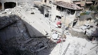 Rumah-rumah warga di Ghouta Timur hancur total akibat gempuran udara rezim Suriah. Gempuran difokuskan di kawasan yang dikuasai pemberontak Suriah, namun pada praktiknya, banyak warga sipil menjadi korban. Foto: REUTERS/ Bassam Khabieh