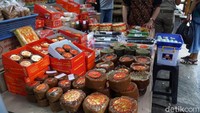 Menjelang Imlek, jajanan khas Tionghoa makin menjamur di Glodok. Mau beli mochi atau kue keranjang nih? (Shinta/detikTravel)