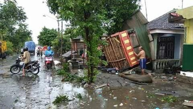 Angin Kencang Porak Porandakan 16 Rumah di Mojokerto Angin Kencang Porak Porandakan 16 Rumah di Mojokerto