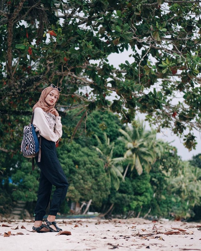 Salah satu lokasi favorit traveler berhijab ini yaitu pantai di kawasan Wambar, Fak Fak Papua. Tak banyak yang pernah mengunjungi pantai indah di kawasan Wambar. Busana dan hijab yang Dhika pakai ini bisa jadi inspirasi hijabmu untuk liburan di pantai. Foto: Instagram