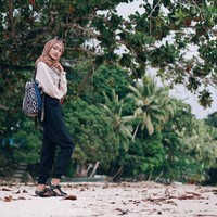 Salah satu lokasi favorit traveler berhijab ini yaitu pantai di kawasan Wambar, Fak Fak Papua. Tak banyak yang pernah mengunjungi pantai indah di kawasan Wambar. Busana dan hijab yang Dhika pakai ini bisa jadi inspirasi hijabmu untuk liburan di pantai. Foto: Instagram