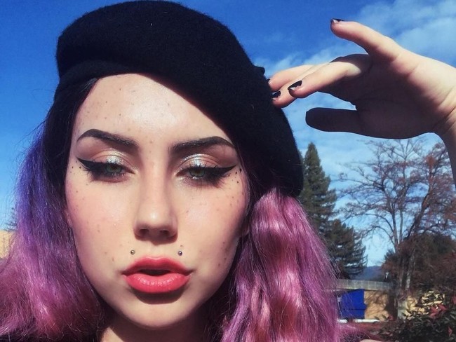 Menurutnya, rasa sakit dari proses tato freckles tidak terlalu parah, berada di tingkat 3 dari skala 10. Ia menggambar freckles di area hidung, pipi, dan sedikit di bagian dahi agar hasilnya terlihat natural. Foto: Instagram