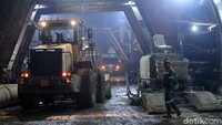 Seorang pekerja tengah menyelesaikan pembangunan terowongan Tol Cisumdawu.