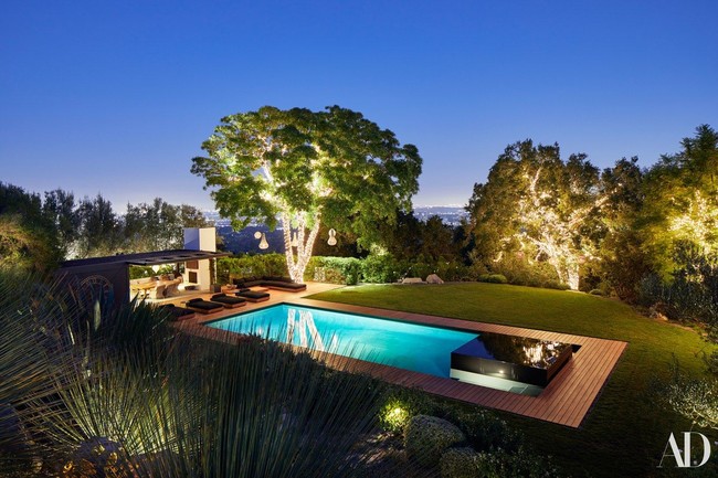 Penampakan area kolam renang di malam hari. Tampak pohon-pohonya diberi lampu hias yang menawan. Foto: Dok. Architectural Digest