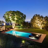 Penampakan area kolam renang di malam hari. Tampak pohon-pohonya diberi lampu hias yang menawan. Foto: Dok. Architectural Digest