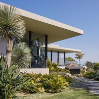 Jennifer Aniston tinggal bersama suaminya Justin Theroux di sebuah hunian yang berlokasi di kawasan elite, Bel Air, Los Angeles, California, AS. Seperti ini penampakan rumah mereka. Foto: Dok. Architectural Digest