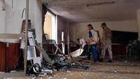 Bagian sisi masjid yang rusak parah akibat ledakan bom. Terlihat pecahan kaca dan lubang di tembok masjid yang menganga lebar.