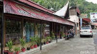 Selain toko Arena Songket Silungkang yang didatangi Presiden Jokowi, traveler juga bisa mencari songket Silungkang di toko Songket Aina yang sama-sama terletak di Kampung Tenun, Sawahlunto (Randy/detikTravel)