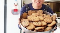 Lewat akun instagramnya @nickytirta, ayah satu anak ini membagikan foto-foto kue yang bikin ngiler. Kali ini ia berpose bersama 1000 keping cookies buatannya. Wow banyak banget! Foto: Instagram @nickytirta